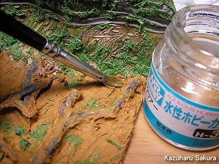トミカ・ハイラックス、マジョレット・FJクルーザーに似合うジャングルのジオラマ～泥にたっぷりとクリヤを塗る